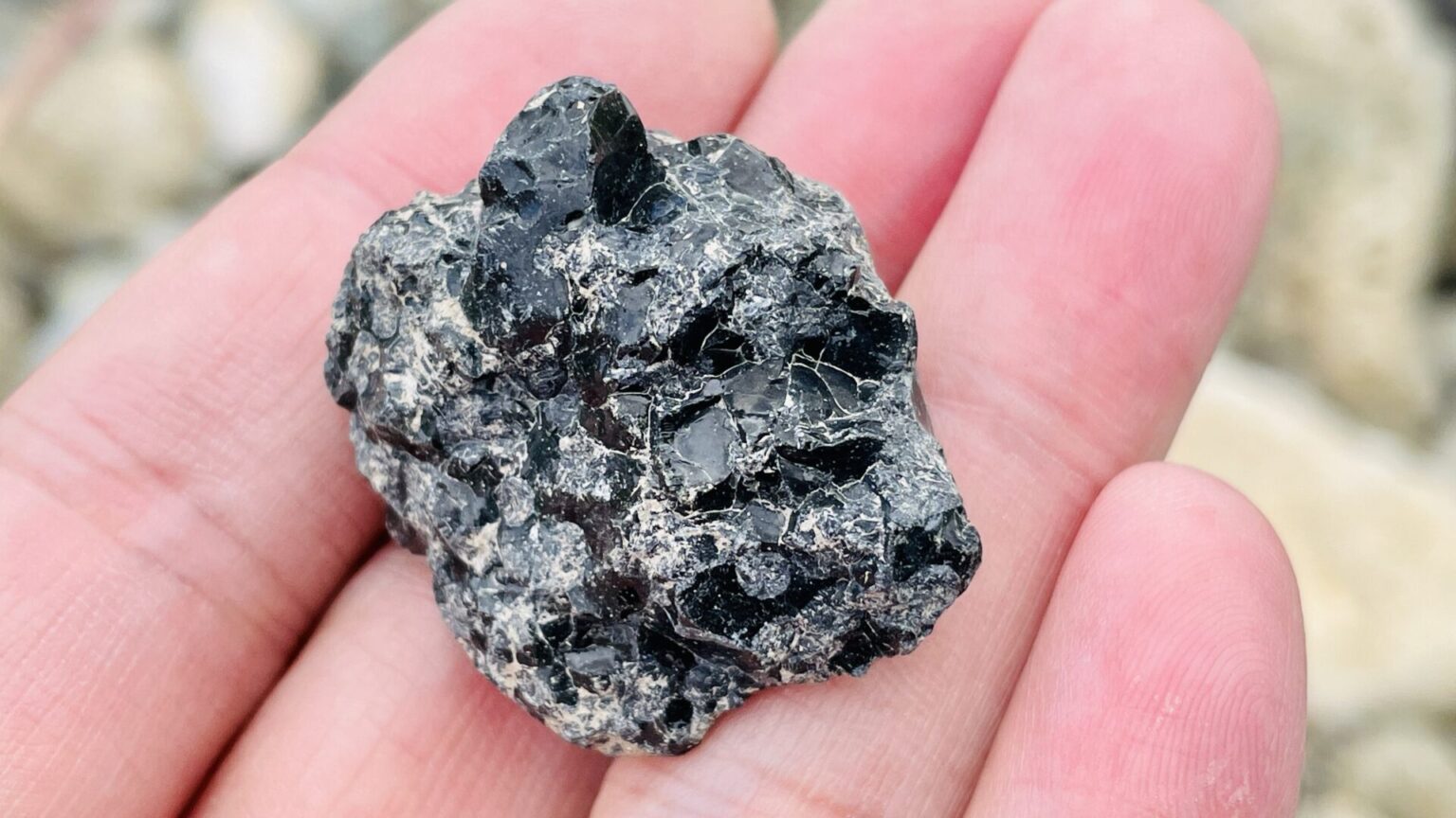 関東で黒曜石が拾える場所はここ！準備と採取方法、注意点も紹介 | う …
