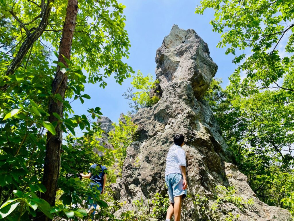 男抱山の登山コースの岩場