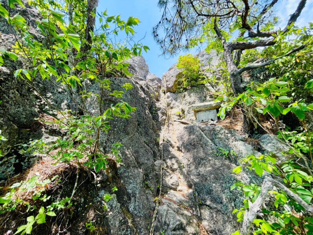 男抱山の登山コースにある岩場