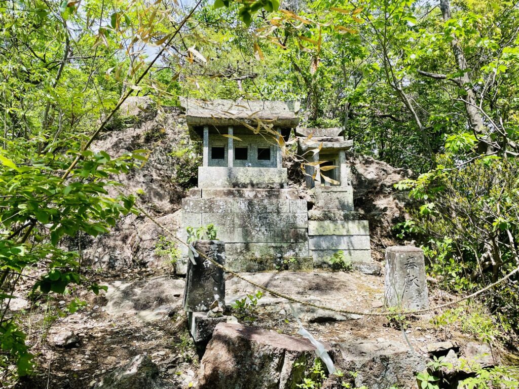 男抱山の登山コースにある石祠