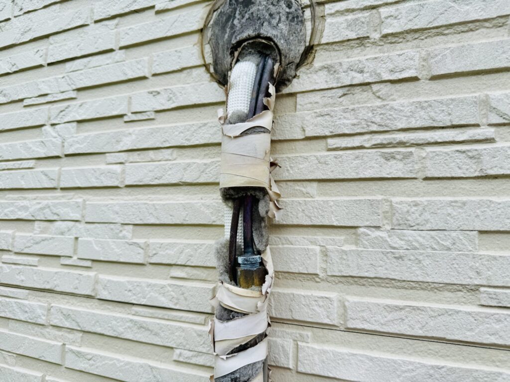 エアコン配管のボロボロテープ