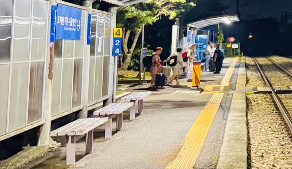 清州空港駅のホームの様子