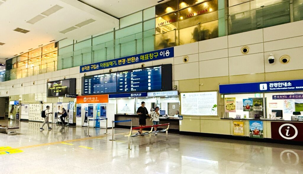 五松駅の券売機と窓口