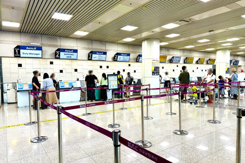 清州国際空港の1階にある国際線チェックインカウンター