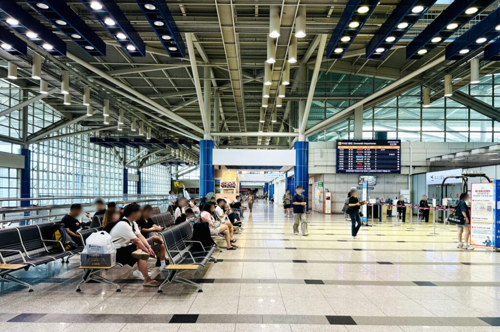清州国際空港の2階ロビーの待合エリア