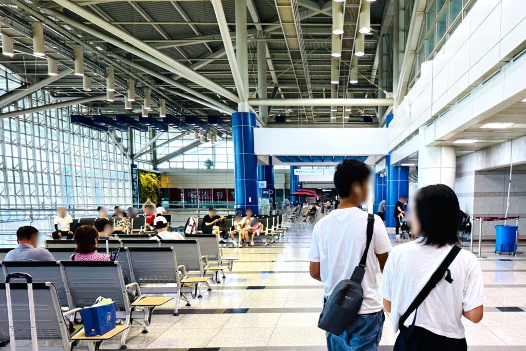 清州国際空港の2階ロビーの待合エリア