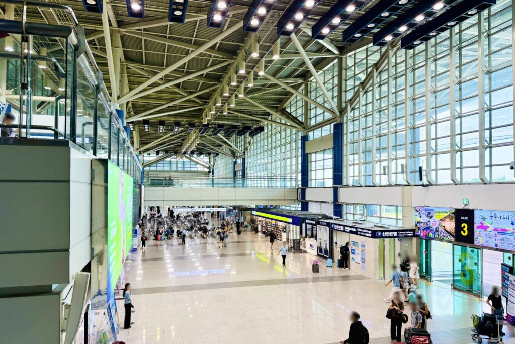 清州国際空港の吹き抜けのロビー