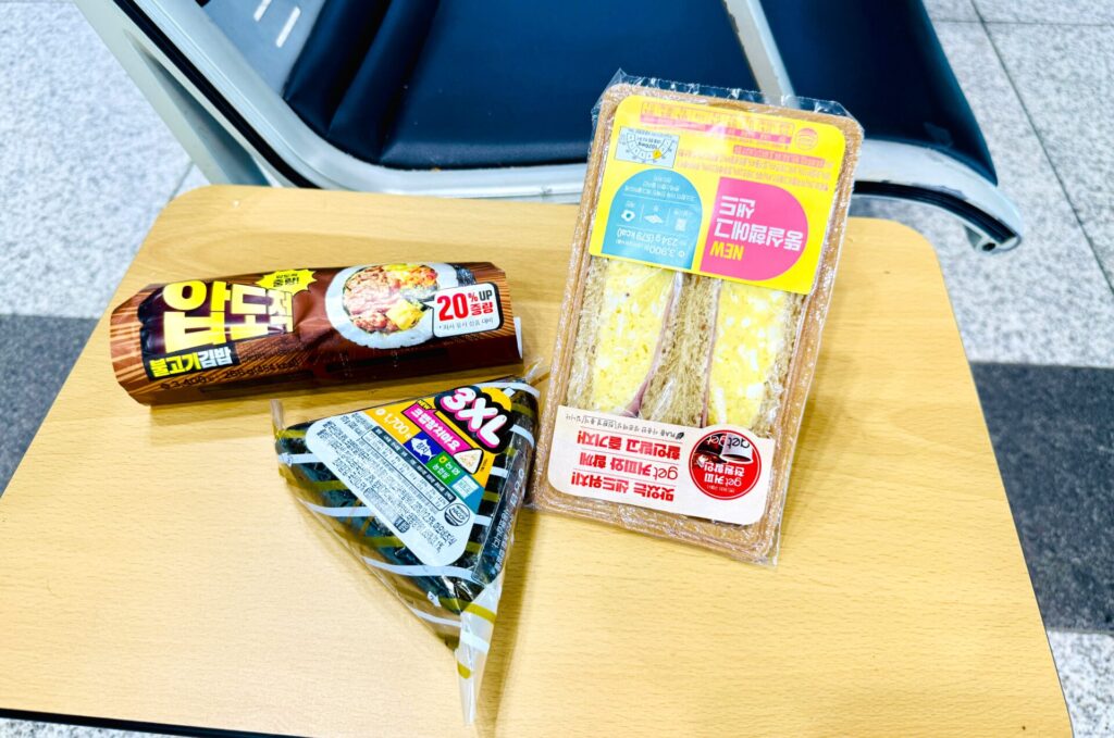 清州国際空港で購入したキンパやサンドイッチ