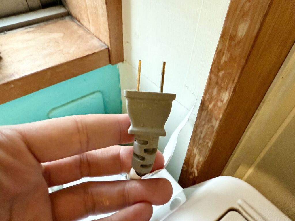 シャープドラム式洗濯機U04エラーが消えない時の自力修理法で電源を抜く