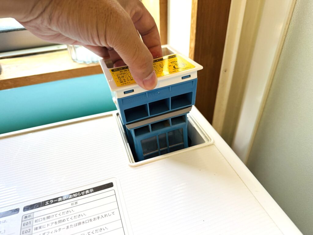 シャープドラム式洗濯機U04エラーが消えない時の自力修理法として乾燥フィルターを外す