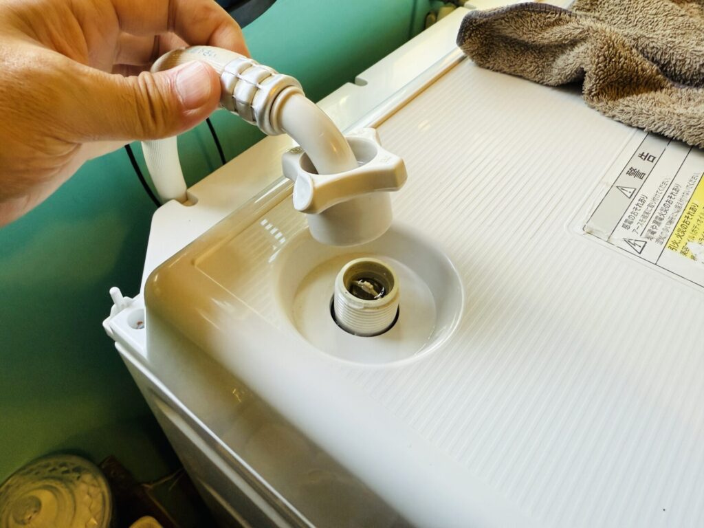 シャープドラム式洗濯機U04エラーが消えない時の自力修理法として給水ホースを外す