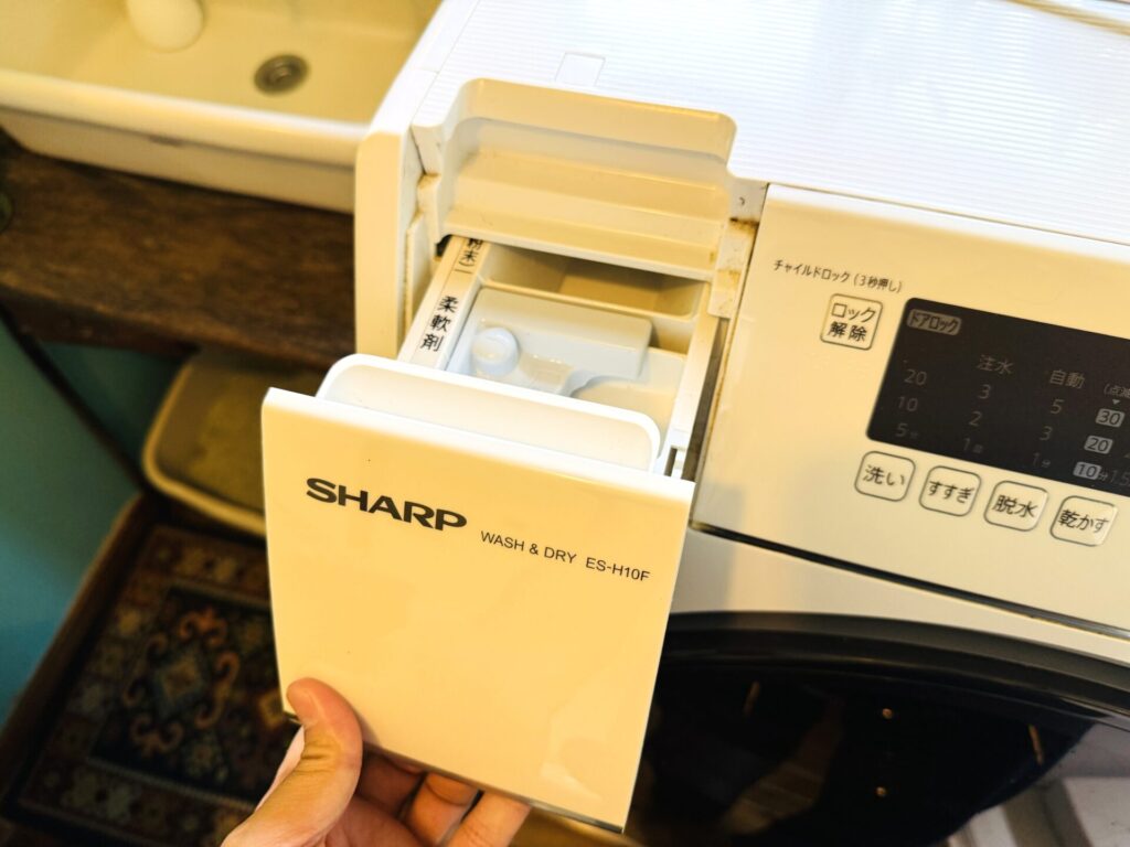 シャープドラム式洗濯機U04エラーが消えない時の自力修理法として洗剤ケースを外す