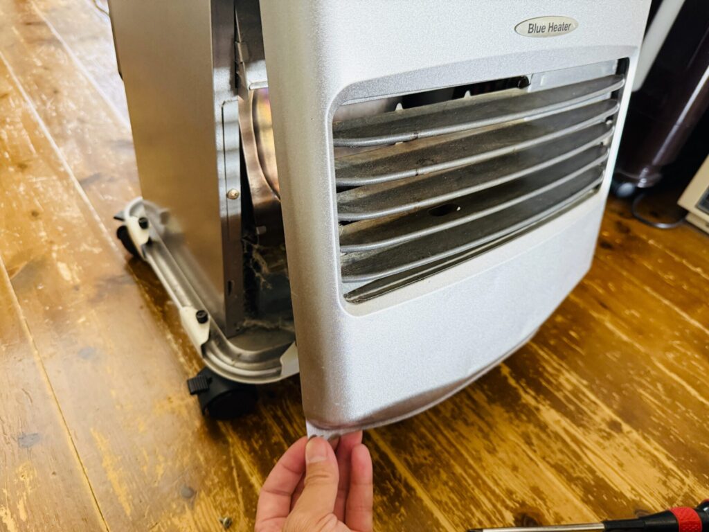 ダイニチファンヒーターで頻発するE13エラーを自力で修理するときのパネルの外し方