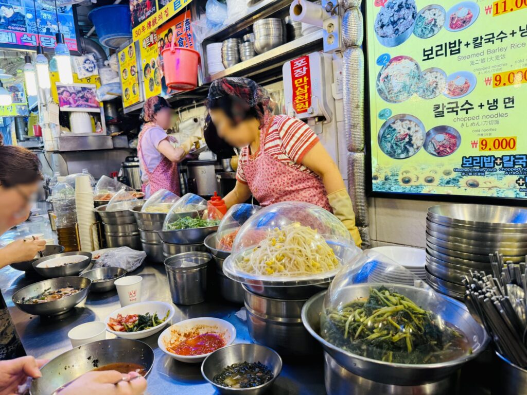 南大門市場 カルグクス横丁 巨済食堂のカウンター