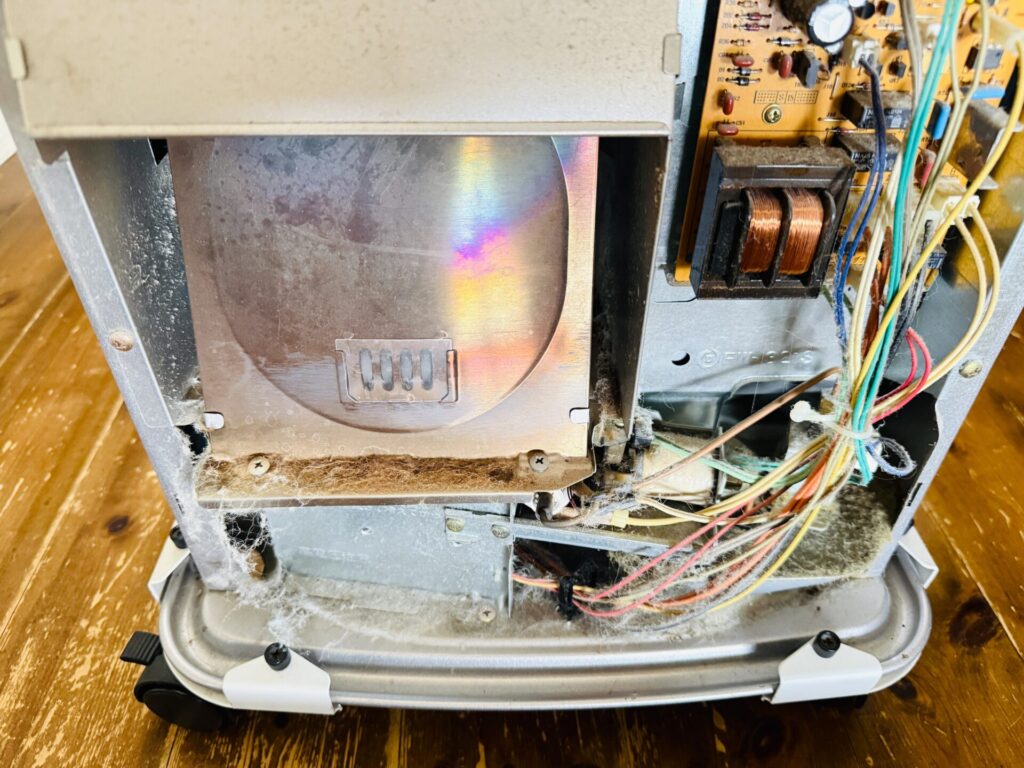 ダイニチファンヒーターで頻発するE13エラーを自力で修理するときのパネルの外し方