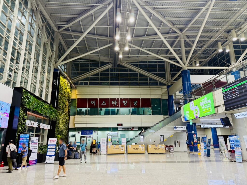 清州空港の吹き抜けのロビー