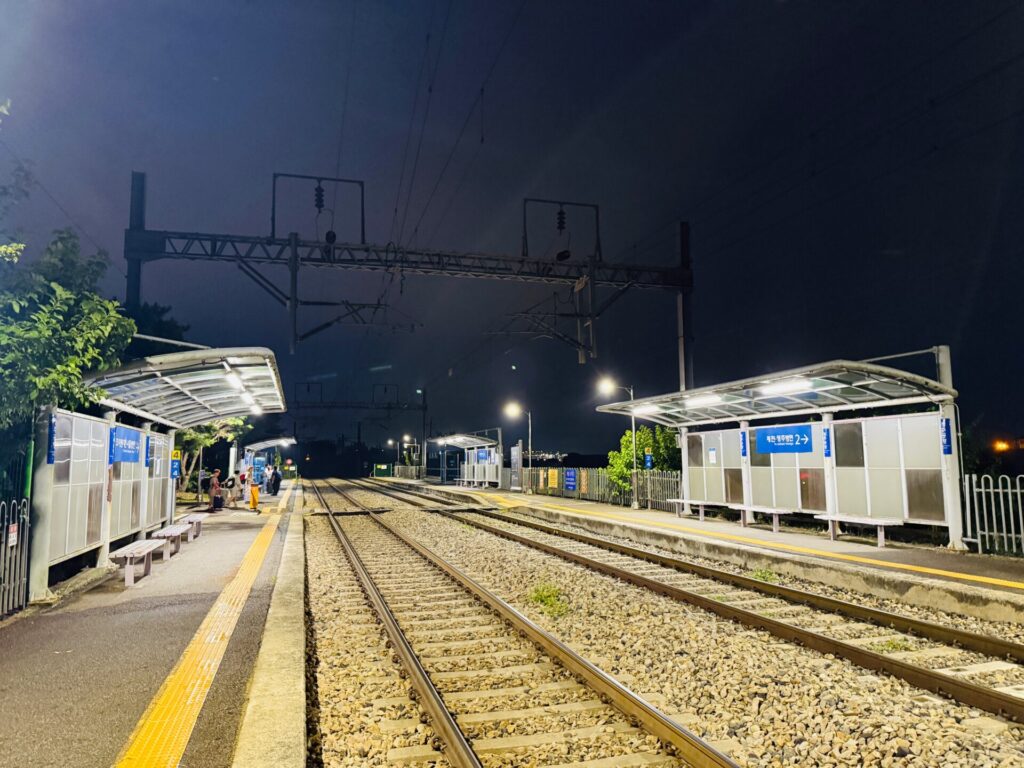 夜の清州空港駅の様子