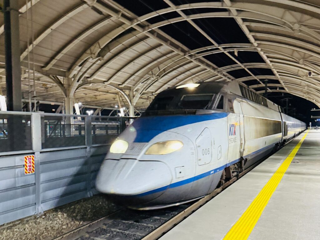 五松駅に到着するKTX