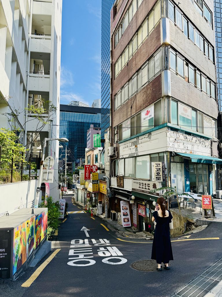 朝の明洞の路地裏