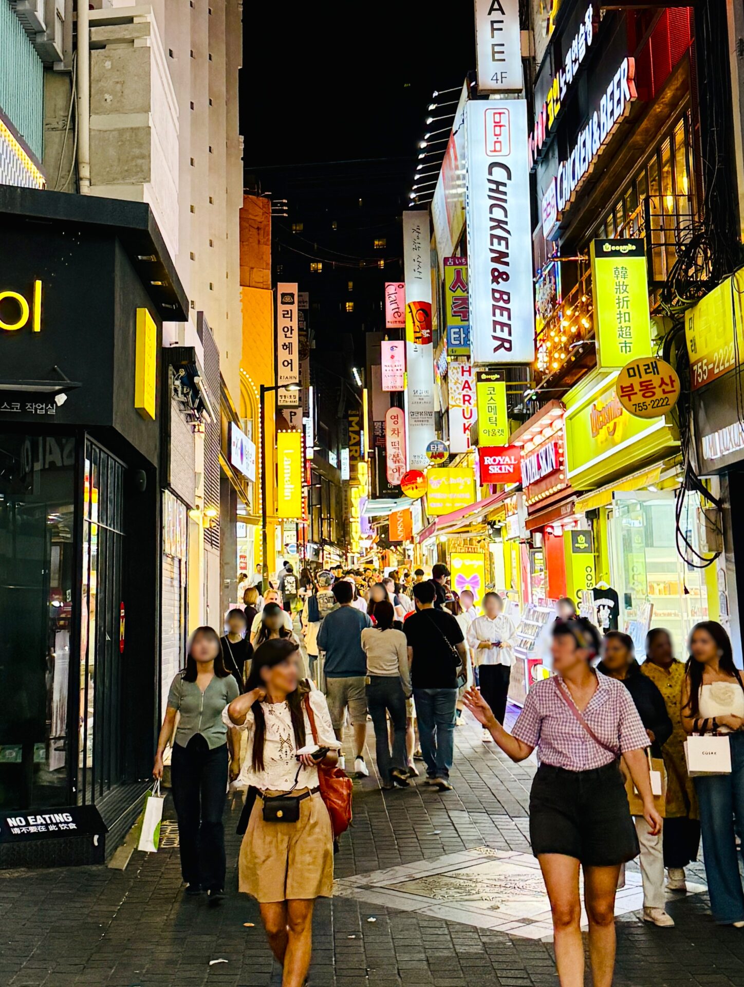 夜の明洞の通り