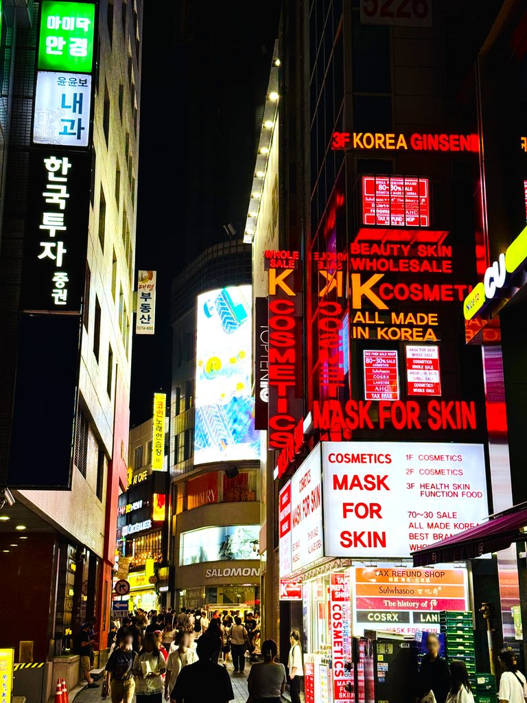 明洞の夜の通り